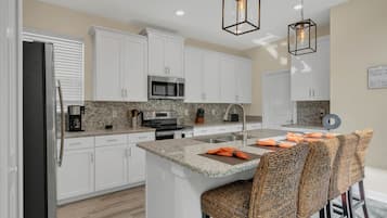 House, 5 Bedrooms | Private kitchen | Full-size fridge, microwave, oven, stovetop