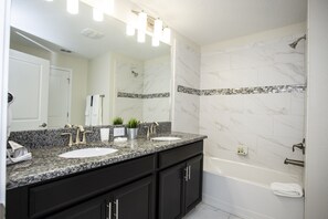 Maison en rangée, 4 chambres | Salle de bain | Articles de toilette (gratuits), séchoir à cheveux, serviettes fournies