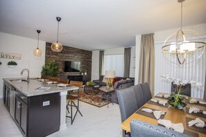 Resortwoning, 4 slaapkamers | Woonruimte | Een smart-tv, Netflix, Hulu en een dvd-speler