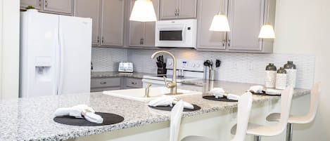 Resortwoning, 4 slaapkamers | Privékitchenette | Een koelkast met diepvriezer, een microgolfoven, een oven, een kookplaat