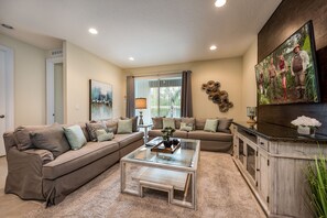 Maison, plusieurs chambres | Coin séjour | TV connectée de 60 pouces avec chaînes par câble, télévision, Netflix