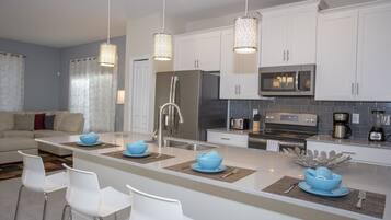 Full-sized fridge, microwave, oven, stovetop