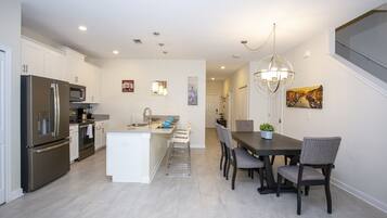 Full-sized fridge, microwave, oven, stovetop