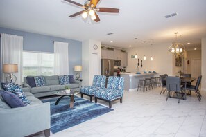 Stadtwohnung, 5 Schlafzimmer | Wohnbereich | 60-Zoll-Smart-TV mit Kabelempfang, Fernseher, Netflix