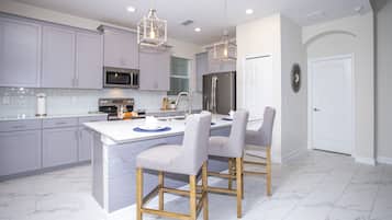 House, 5 Bedrooms | In-room dining