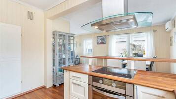 Leilighet | Eget kjøkken | Kjøleskap, ovn, kokeplater og oppvaskmaskin