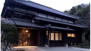 A traditional Japanese building with a tiled roof and wooden structure. - A 100-year-old folk house has been completely renewed, and you can enjoy living in a satoyama in just one hour from the Tokyo metropolitan area via the Aqua- Line / Ken-O Expressway. (長南町)