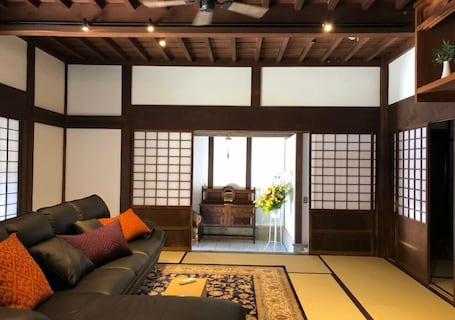 TV, fireplace. A 100-year-old folk house has been completely renewed, and you can enjoy living in a satoyama in just one hour from the Tokyo metropolitan area via the Aqua- Line / Ken-O Expressway.