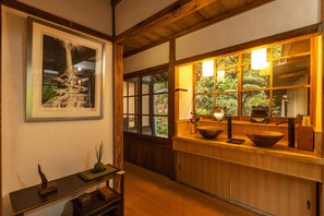 Japanese Style Room for 8 Guests, Non Smoking | Bathroom | Combined shower/tub, rainfall showerhead, free toiletries, hair dryer - Temple Hotel Daitaiji (Nachikatsuura)