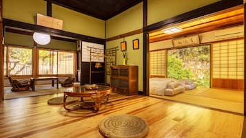 Habitación tradicional, no fumadores (Japanese Style, 8 Guests) | Edredones de plumas, decoración individual, mobiliario individual