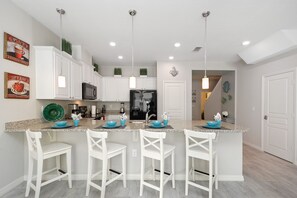 Full-size fridge, microwave, oven, stovetop - Family Friendly 4 Bedroom close to Disney in Compass Bay Resort 5108 (Kissimmee)