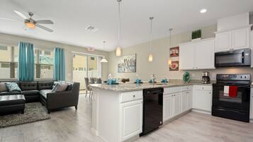 Full-sized fridge, microwave, oven, stovetop