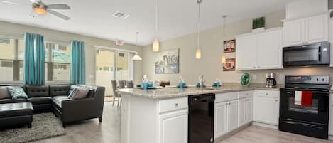 Refrigerador con freezer, microondas, horno, placa de cocina