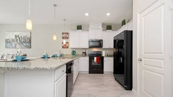 Full-sized fridge, microwave, oven, stovetop