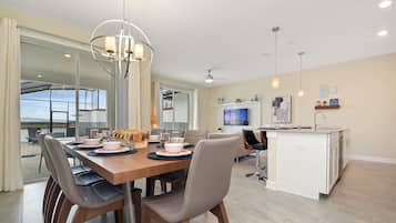 Resortwoning, 4 slaapkamers | Woonruimte | Een 60-inch smart-tv met kabelzenders, televisie en Netflix