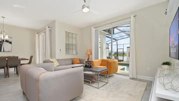 Resortwoning, 4 slaapkamers | Woonruimte | Een 60-inch smart-tv met kabelzenders, televisie en Netflix