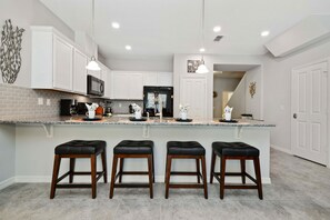 タウンホーム 4 ベッドルーム | 客室内のダイニングエリア