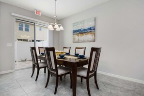 タウンホーム 4 ベッドルーム | 客室内のダイニングエリア