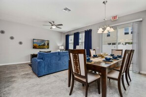 タウンホーム 4 ベッドルーム | 客室内のダイニングエリア