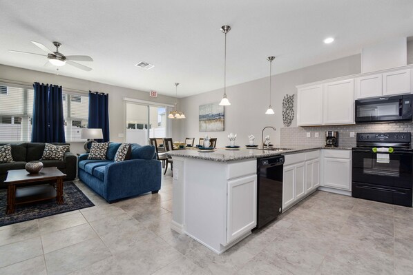 タウンホーム 4 ベッドルーム | 専用キッチン | 電子レンジ、コンロ、食器洗い機、コーヒー / ティーメーカー