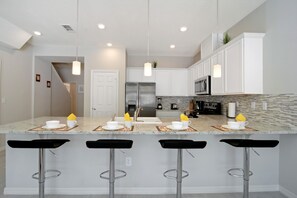 Townhome, 4 Bedrooms | Makan dalam bilik