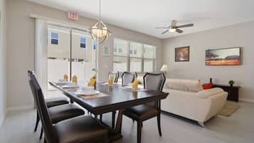 Townhome, 4 Bedrooms | In-room dining