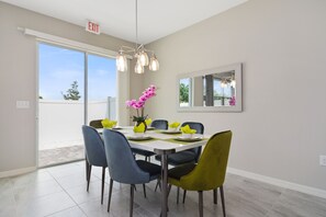In-room dining - 4 Bd Sleeps 10 w/ GameRoom Close to Disney 5147 (Kissimmee)