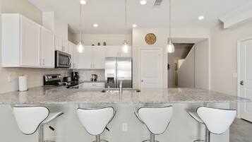 Resortwoning, 4 slaapkamers | Privékitchenette | Een koelkast/vriezer, een magnetron, een oven, een kookplaat