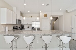 Casa de ciudad, 4 habitaciones | Cocineta privada | Refrigerador con congelador, microondas, horno y parrilla de estufa