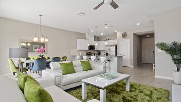 Resortwoning, 4 slaapkamers | Woonruimte | Een 60-inch smart-tv met kabelzenders, een televisie en Netflix