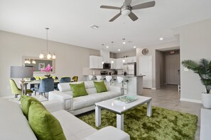 Casa de ciudad, 4 habitaciones | Área de sala de estar | Smart TV de 60 pulgadas con canales por cable, televisión y Netflix