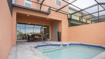 Una piscina techada, una piscina al aire libre