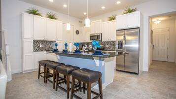 Townhome, 5 Bedrooms | Private kitchen | Full-sized fridge, microwave, oven, stovetop