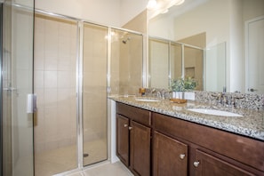 Casa adosada, 3 habitaciones | Baño | Artículos de higiene personal gratuitos, secador de pelo y toallas