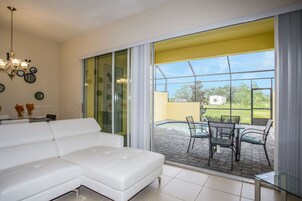 3 habitaciones, caja de seguridad en la habitación y escritorio 