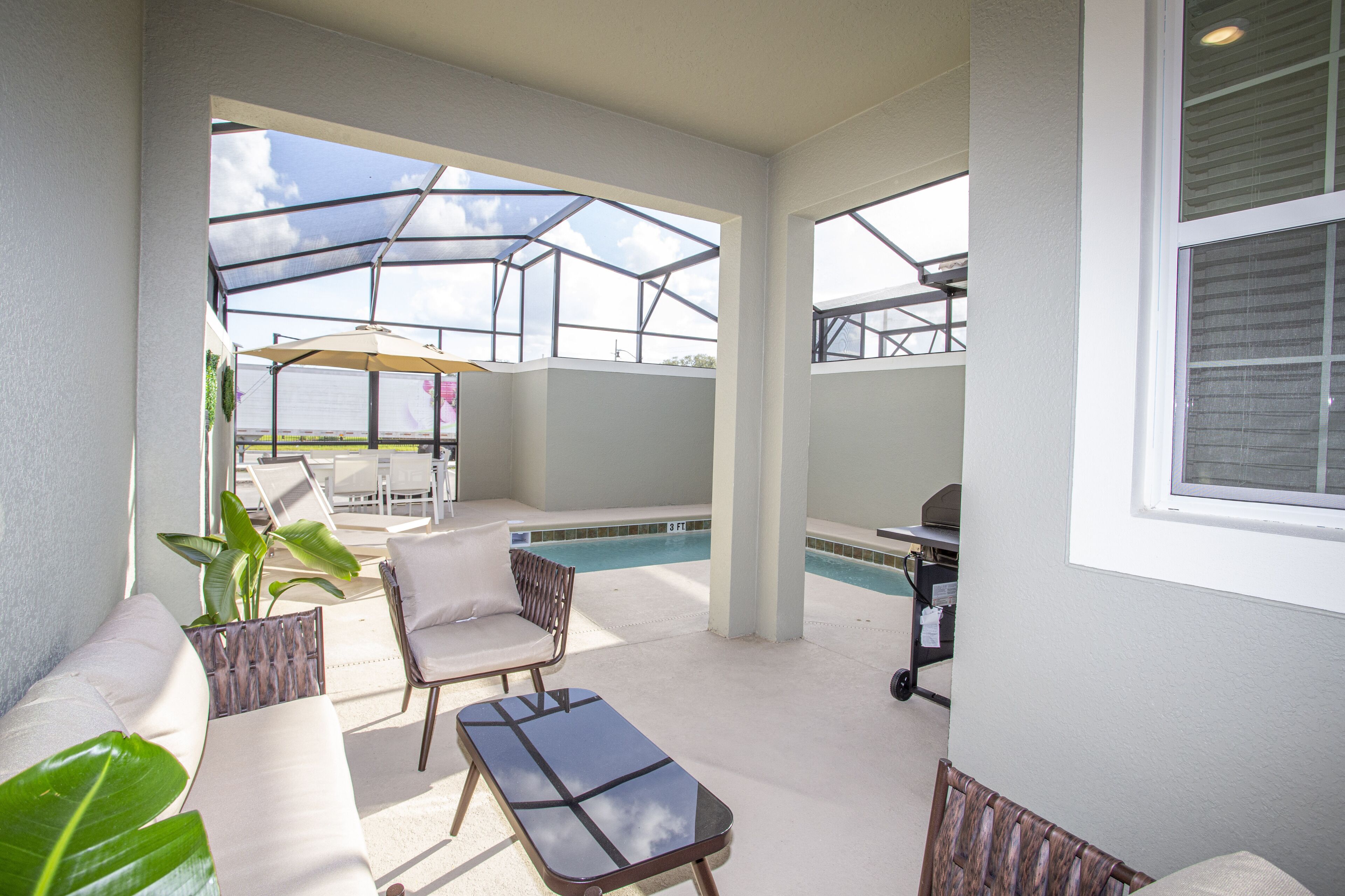 Piscina externa, espreguiçadeiras, salva-vidas no local