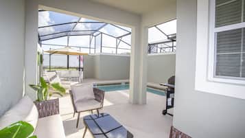 Piscina externa, espreguiçadeiras, salva-vidas no local