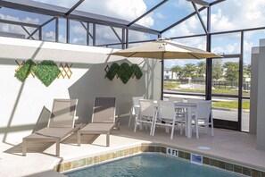 Piscine extérieure, chaises longues, maîtres-nageurs sur place