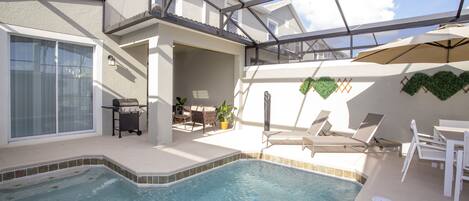 Piscine extérieure, chaises longues, maîtres-nageurs sur place