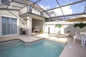Piscine extérieure, chaises longues, maîtres-nageurs sur place