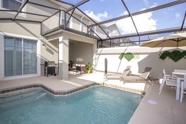 Piscine extérieure, chaises longues, maîtres-nageurs sur place