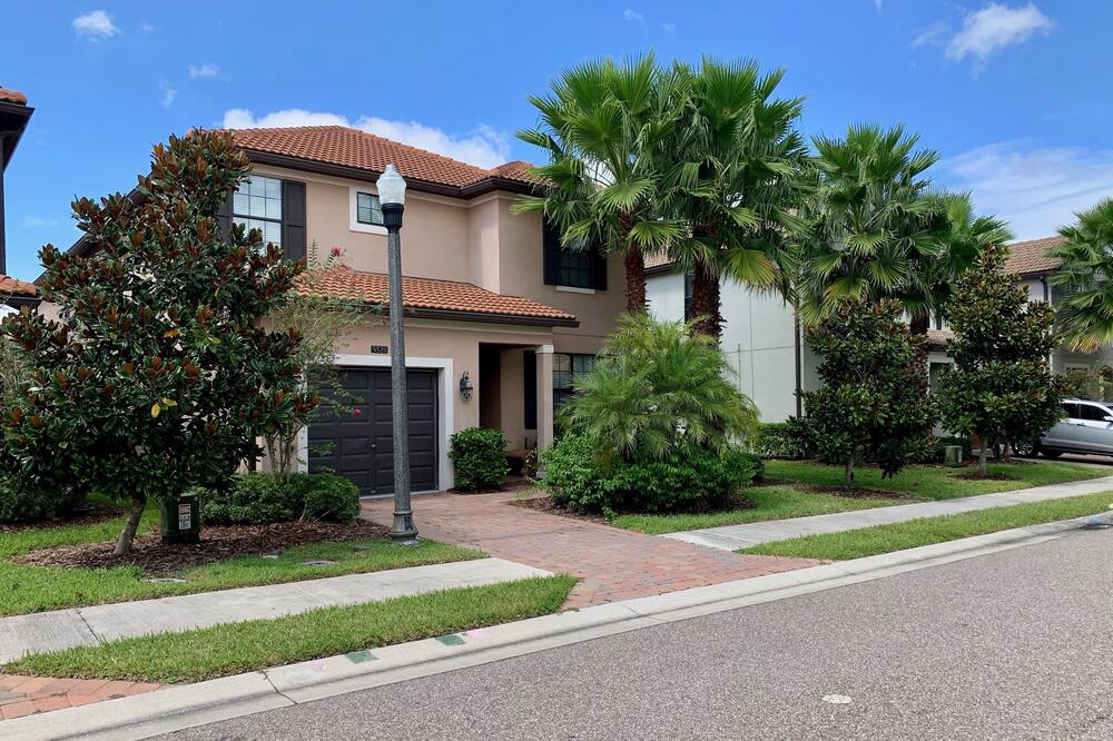 5528 Solterra Resort 77299 /