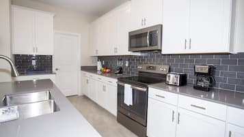 House, 5 Bedrooms | Private kitchen | Full-size fridge, microwave, oven, stovetop