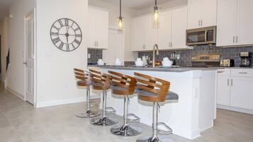 House, 5 Bedrooms | In-room dining