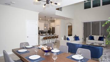 House, 5 Bedrooms | Living area