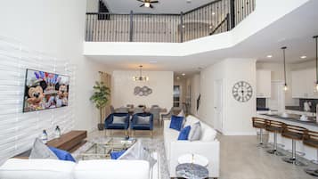 House, 5 Bedrooms | Living area