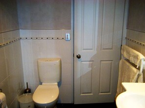 Exclusive Apartment, 1 Bedroom, Kitchenette, Garden View | Bathroom | Shower, designer toiletries, hair dryer, towels - Westridge Dales (Tauranga)