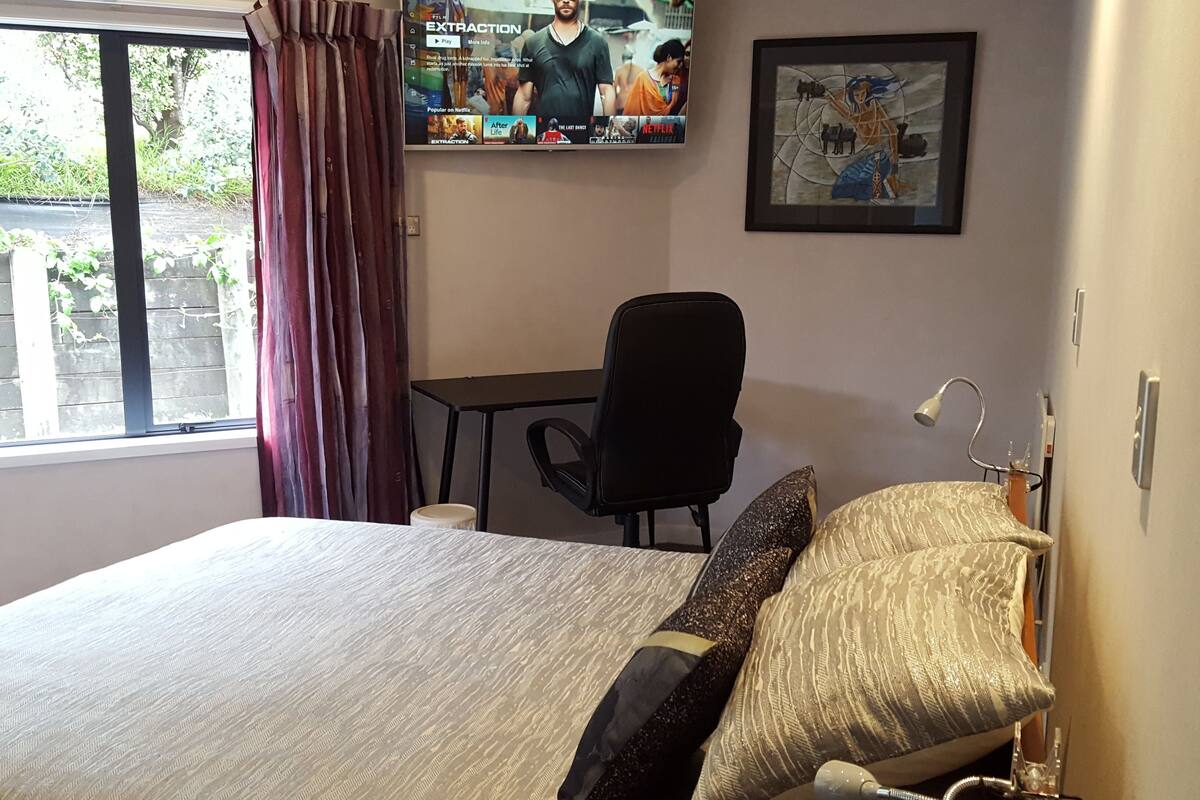 Apartamento exclusivo, 1 habitación, cocina básica, vistas al jardín | 1 dormitorio, escritorio, espacio para trabajar con un portátil