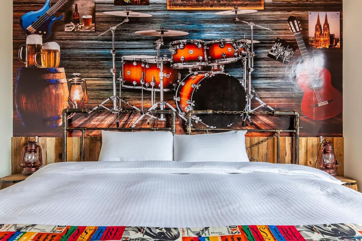 Deluxe-Doppelzimmer, Balkon | 6 Schlafzimmer, Schreibtisch, kostenloses WLAN