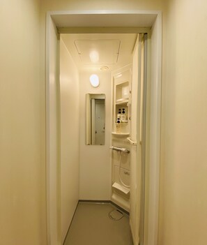 Dormitorio compartido estándar, dormitorio mixto | Baño | Ducha, zapatillas y toallas